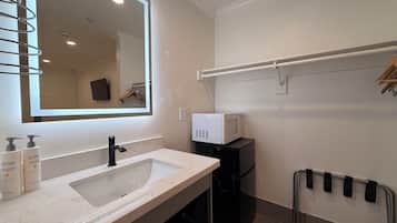 Standard 1 King Bed | Bathroom | Combined shower/bathtub, eco-friendly toiletries, hair dryer, towels