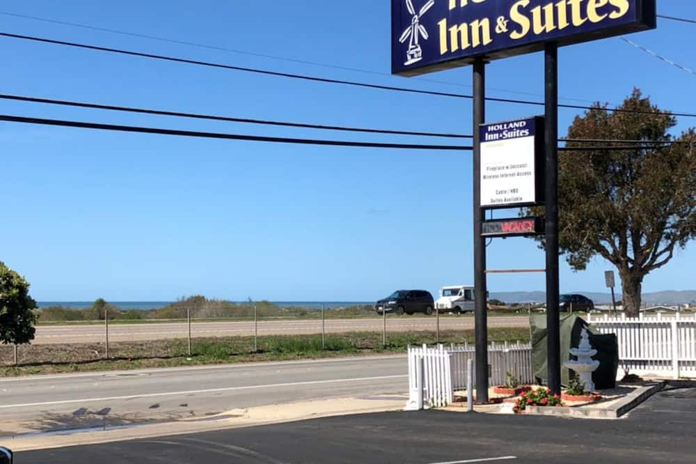 Holland Inn & Suites