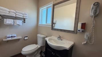 3 Queen Beds Suites | Bathroom | Combined shower/bathtub, eco-friendly toiletries, hair dryer, towels