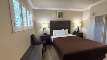 Quarto solteiro básico, 1 cama Queen, acessível