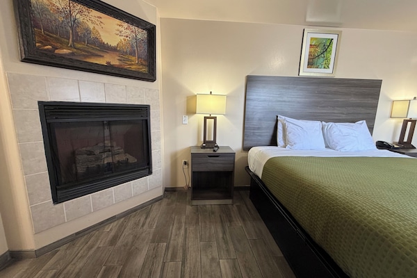 Standard Room, 1 King Bed, Jetted Tub | Iron/ironing board (on request), WiFi (free), bed sheets