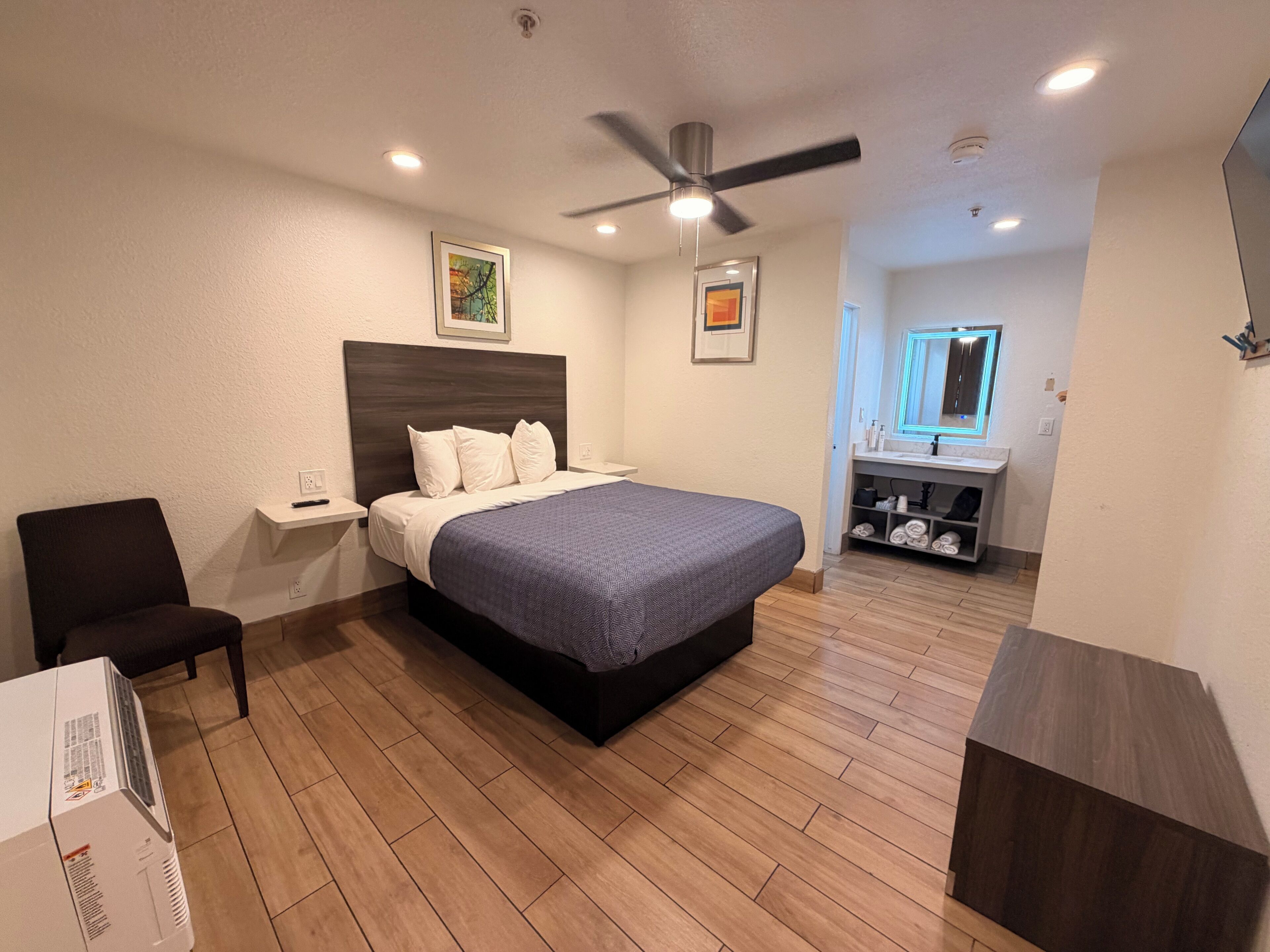 Standard Room, 1 Queen Bed | Iron/ironing board (on request), WiFi (free), bed sheets