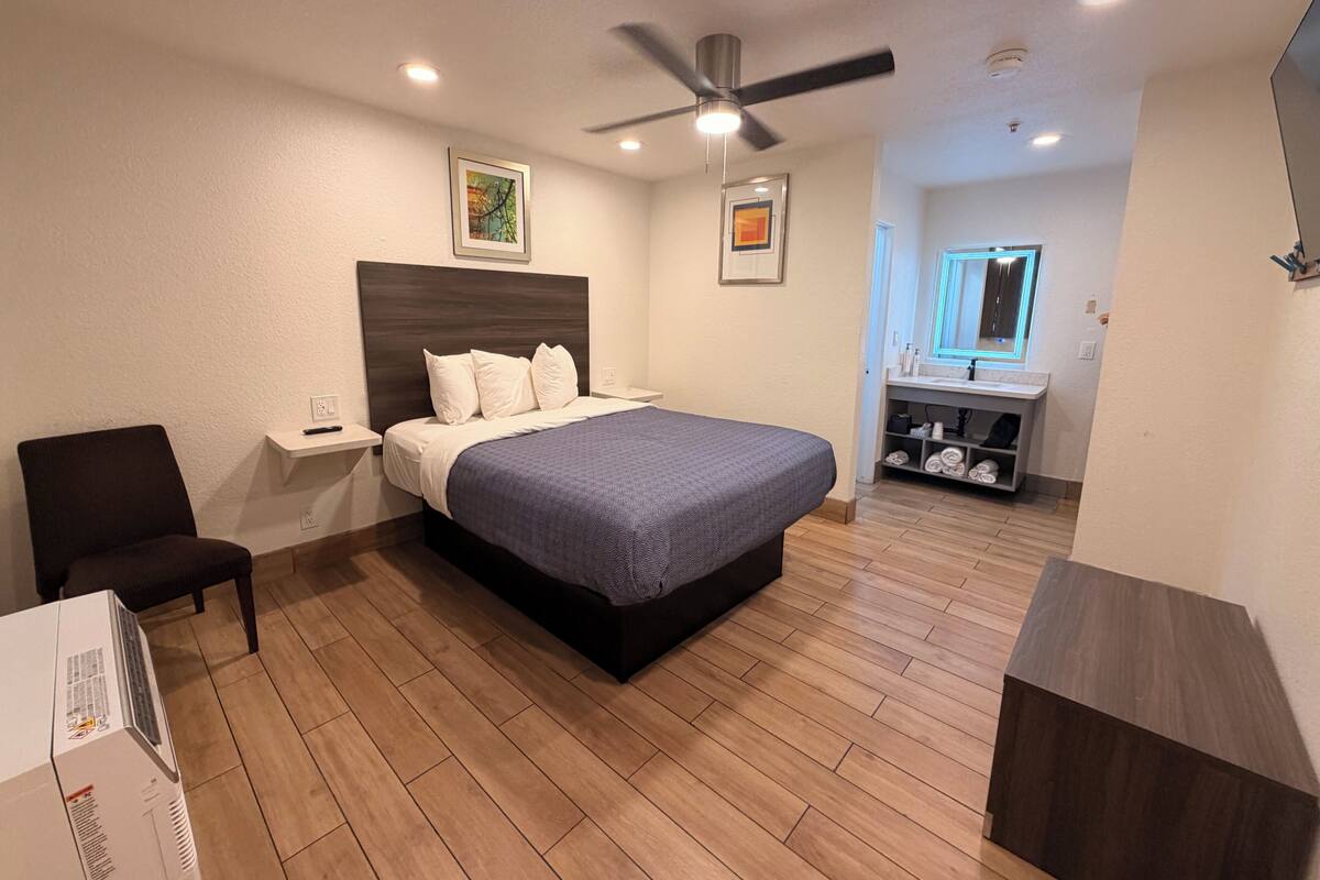 Standard Room, 1 Queen Bed | Iron/ironing board (on request), WiFi (free), bed sheets