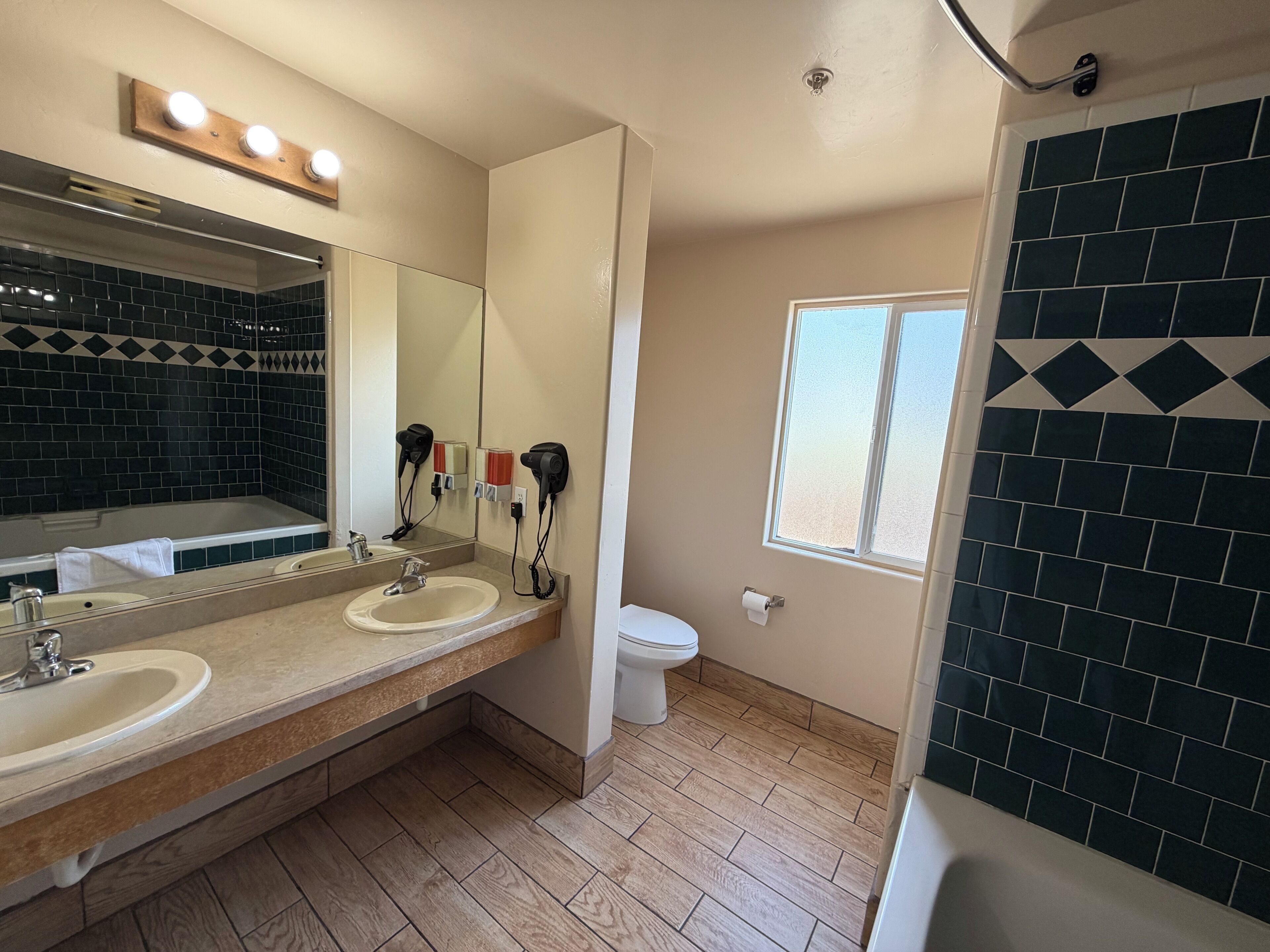Standard Room, 1 King Bed, Jetted Tub | Bathroom | Combined shower/bathtub, eco-friendly toiletries, hair dryer, towels