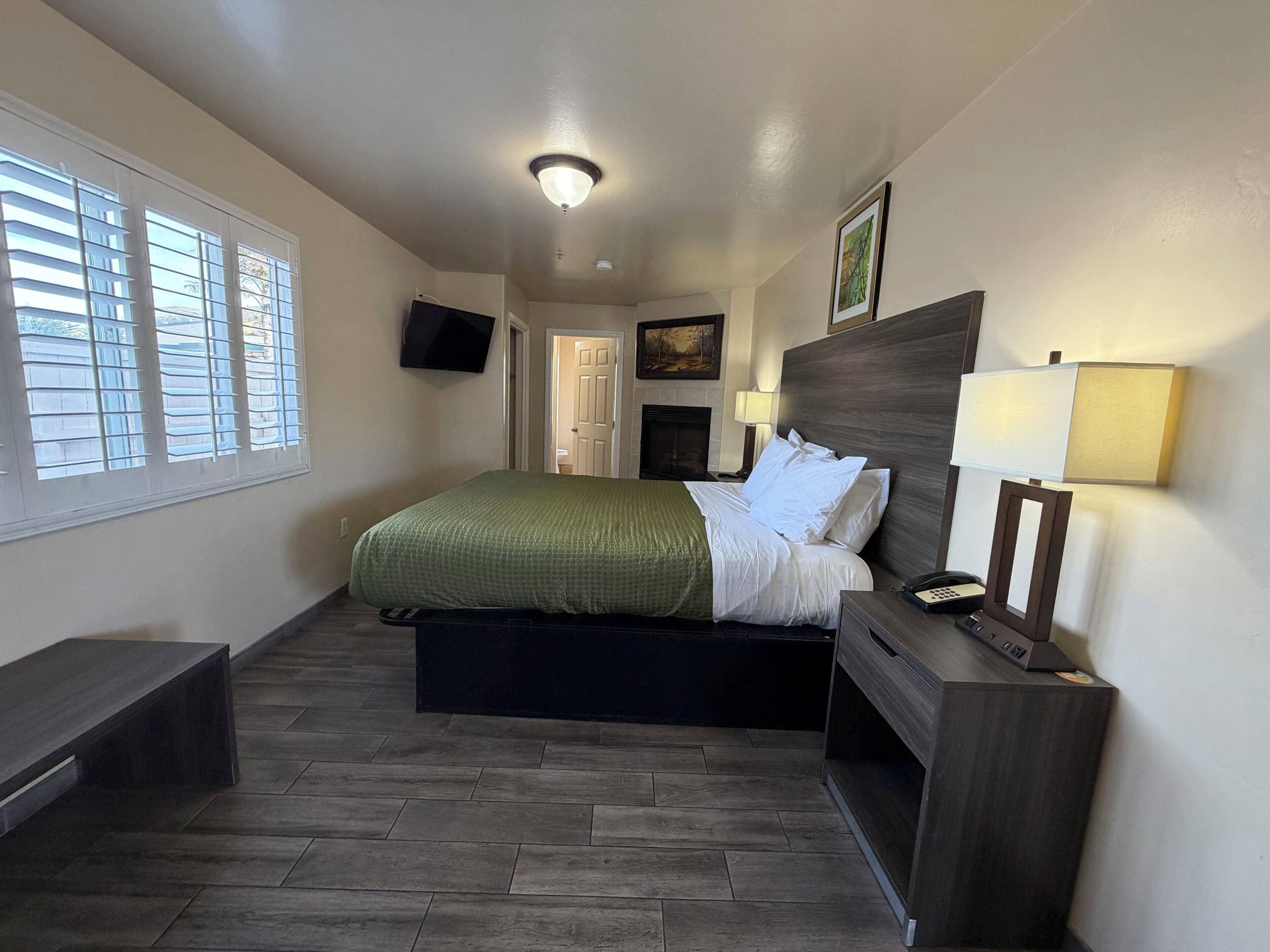 Chambre Standard, 1 très grand lit, bain à remous