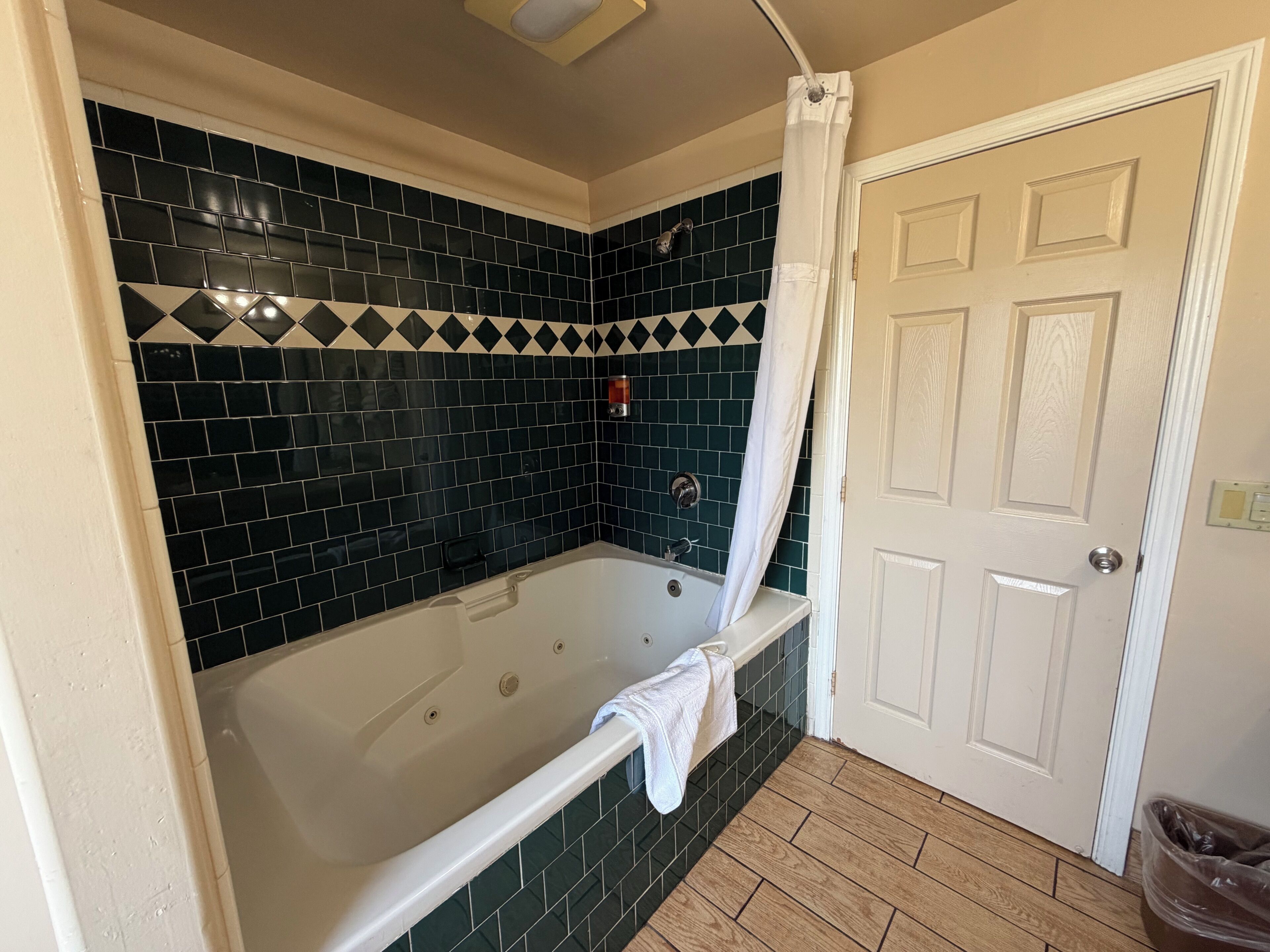 Standard Room, 1 King Bed, Jetted Tub | Bathroom