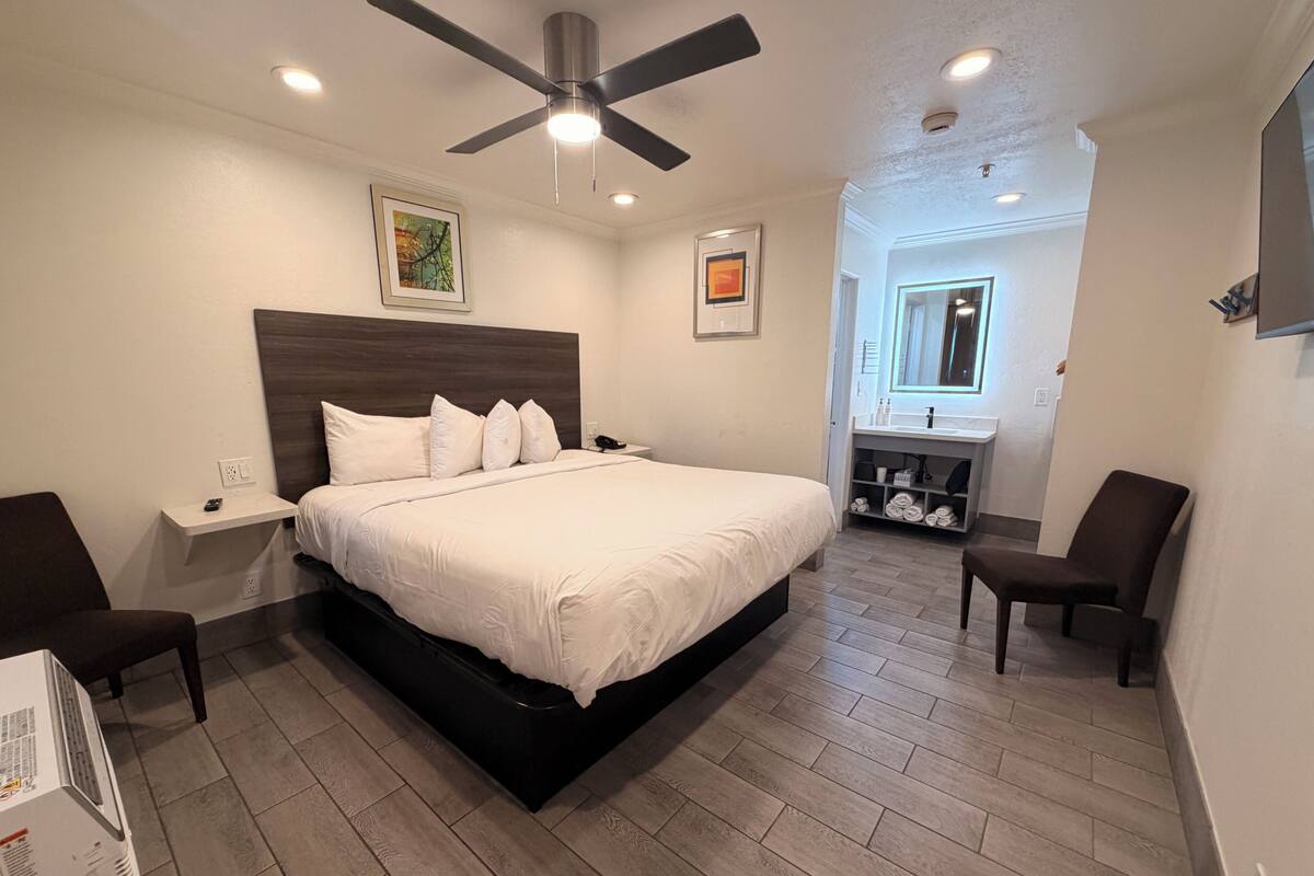 Standard  1  King Bed | Iron/ironing board (on request), WiFi (free), bed sheets