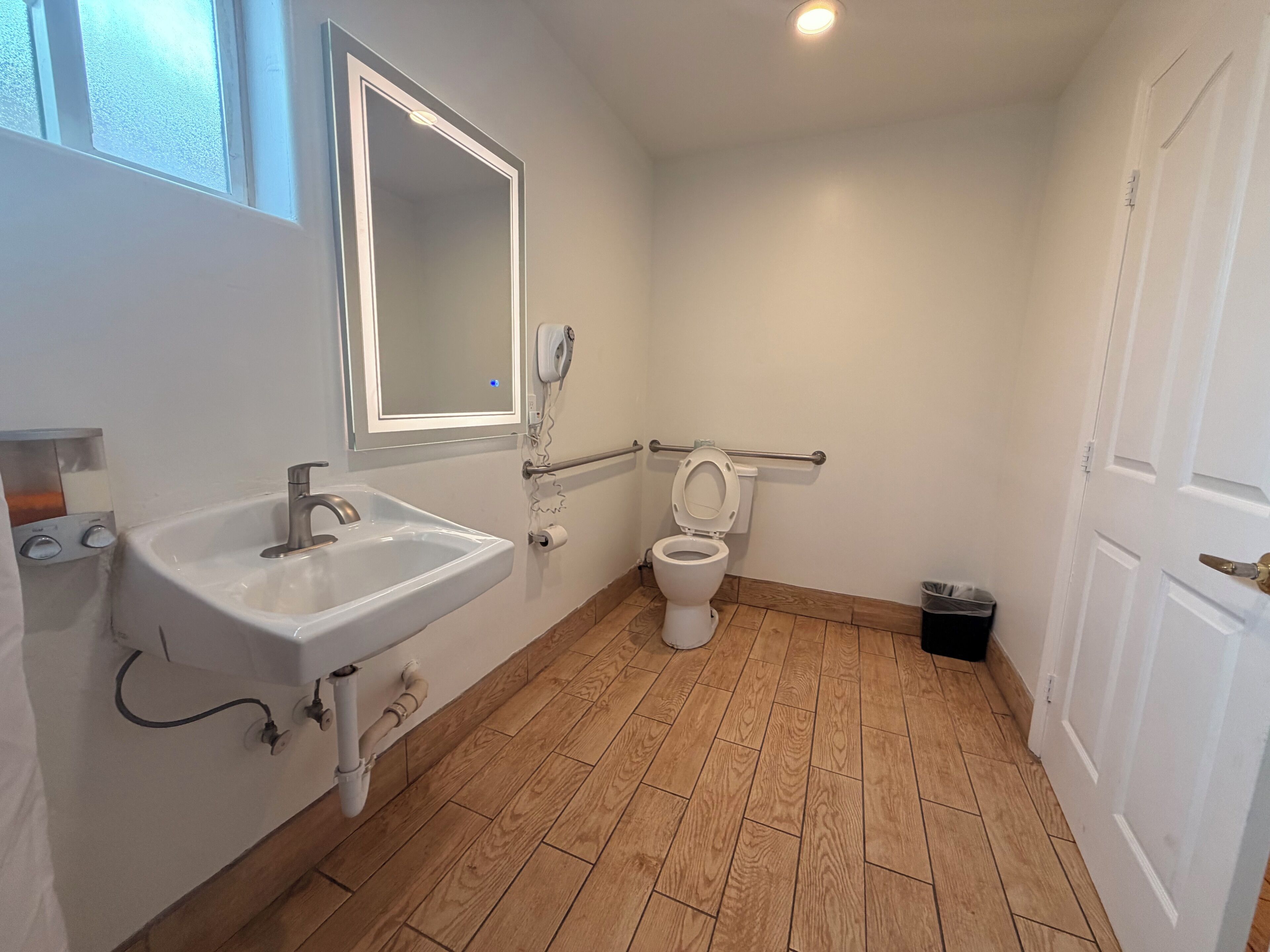 Basic Single Room, 1 Queen Bed, Accessible | Bathroom | Combined shower/tub, eco-friendly toiletries, hair dryer, towels