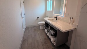 3 Queen Beds Suites | Bathroom -  SurfSide Stay Morro Bay (Morro Bay)