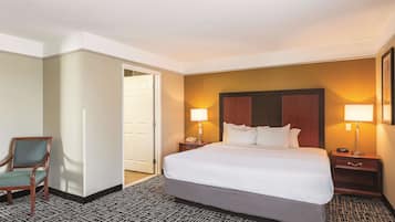 Suite, 1 kingsize bed met slaapbank, niet-roken | Luxe beddengoed, een bureau, verduisterende gordijnen