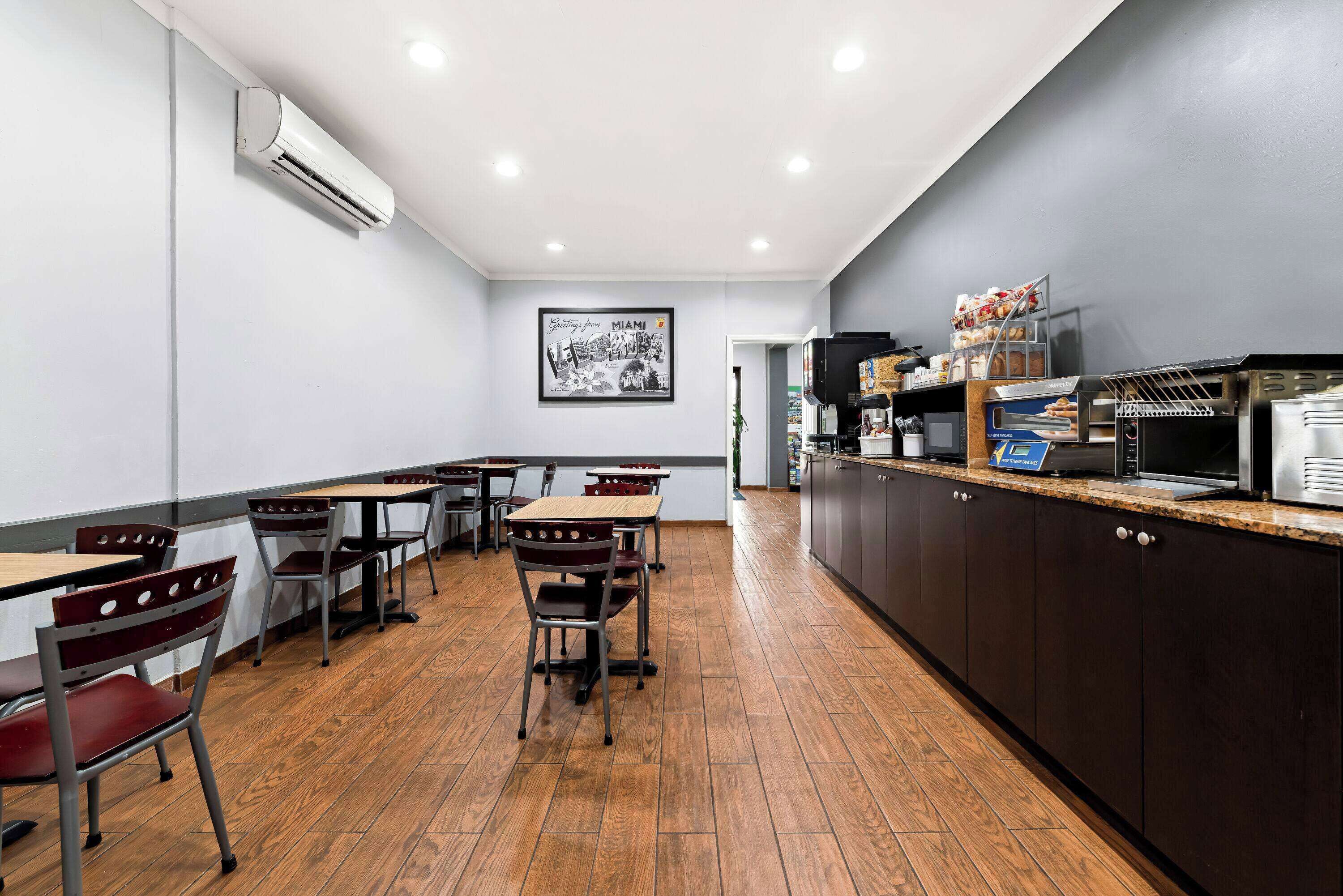 Café da manhã para viagem grátis todos os dias