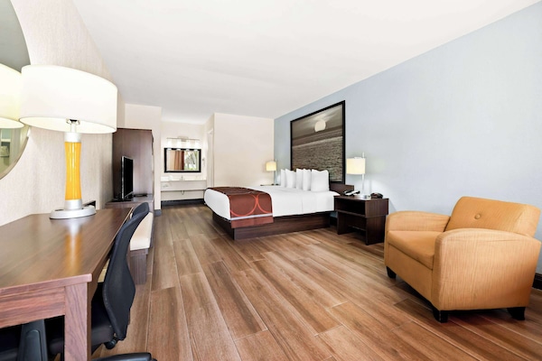 Deluxe Room, 1 King Bed, Non Smoking | In-room safe, desk, blackout drapes, soundproofing