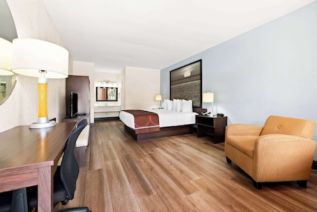 Deluxe Room, 1 King Bed, Non Smoking | In-room safe, desk, blackout drapes, soundproofing