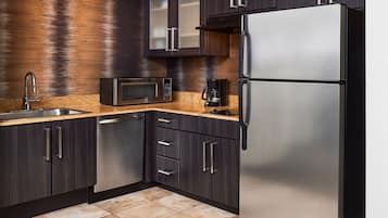 Full-sized fridge, microwave, stovetop, dishwasher