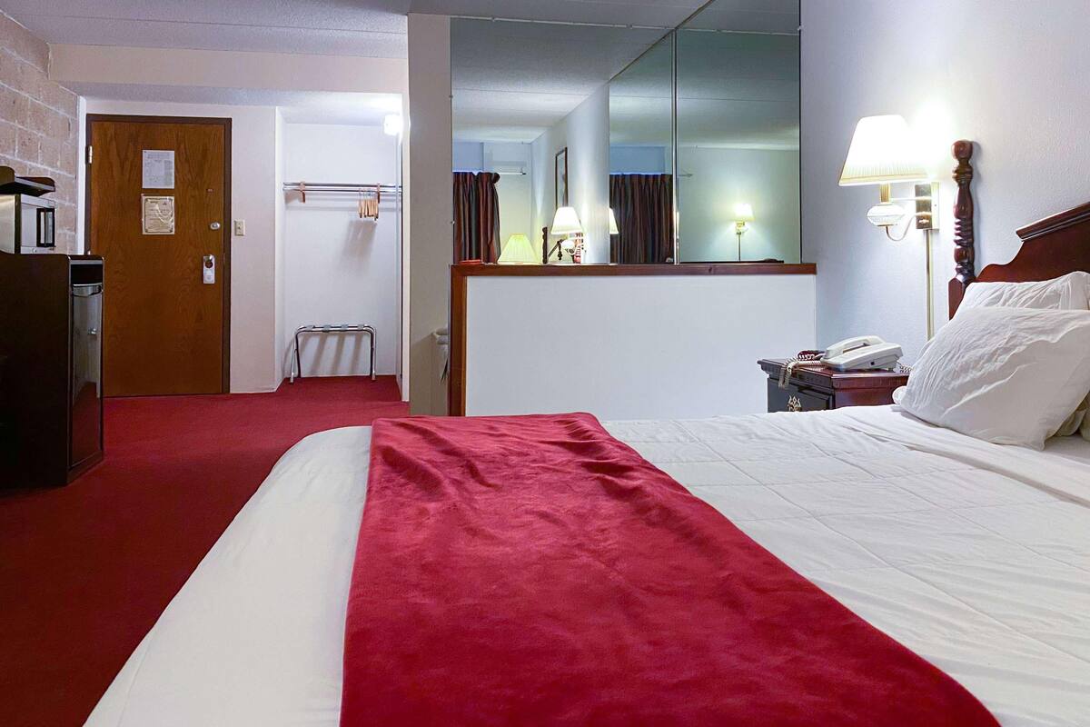 1 King Bed with whirlpool Tub