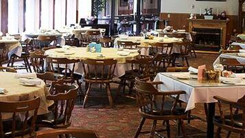 Esmorzar diari de cuina local gratuït