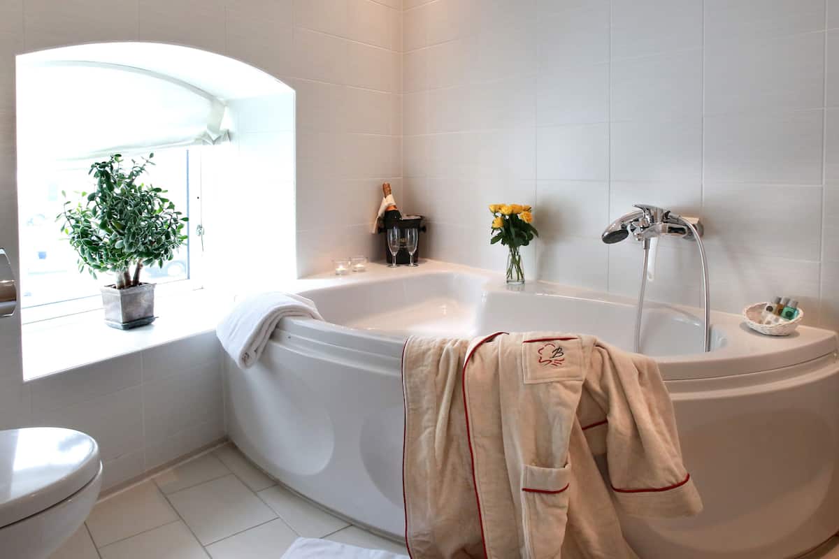 suite | bathroom | shower, free toiletries, hair dryer, towels
