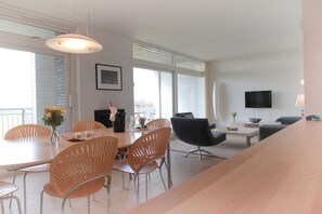 Deluxe Apartment, 2 Bedrooms, Jetted Tub | In-room dining