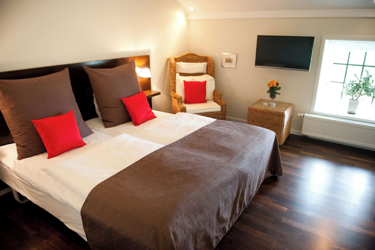 Standard Double Room | Desk, blackout drapes, iron/ironing board (on request), WiFi (free)