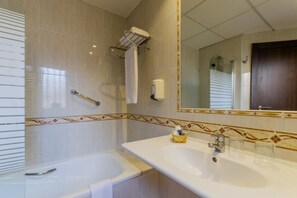 Banyera profunda, articles de tocador gratuïts i assecador de cabells 