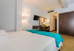 Habitación doble | Caja fuerte, escritorio, sistema de insonorización y cunas gratuitas