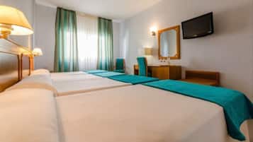 Tweepersoonskamer (4 pax) | Een kluis op de kamer, een bureau, geluiddichte muren, gratis babybedden