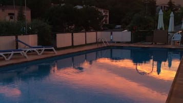 Piscine extérieure, chaises longues