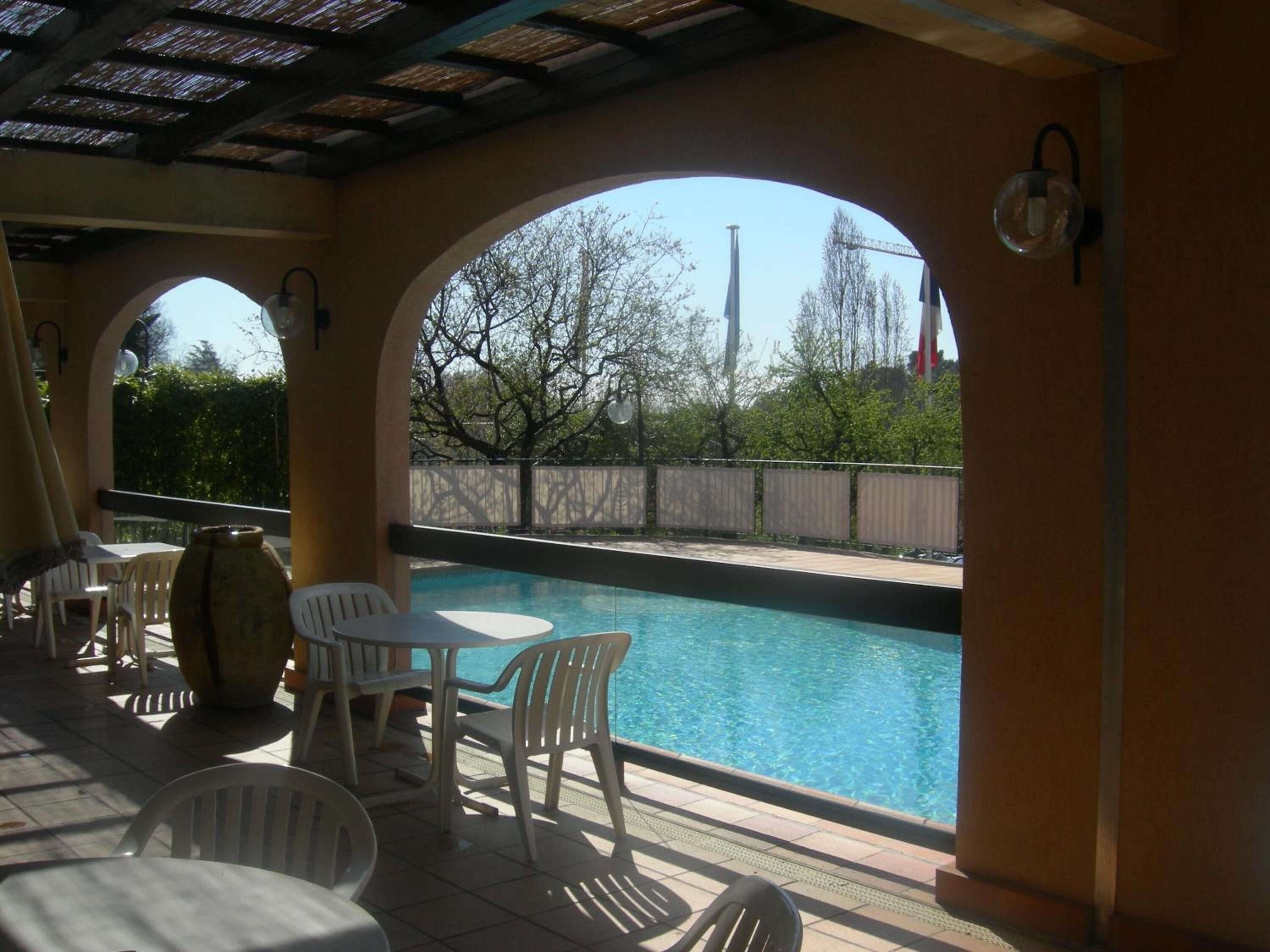 Piscina externa, funciona das 7h às 23h, espreguiçadeiras