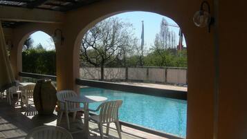 Piscina externa, funciona das 7h às 23h, espreguiçadeiras