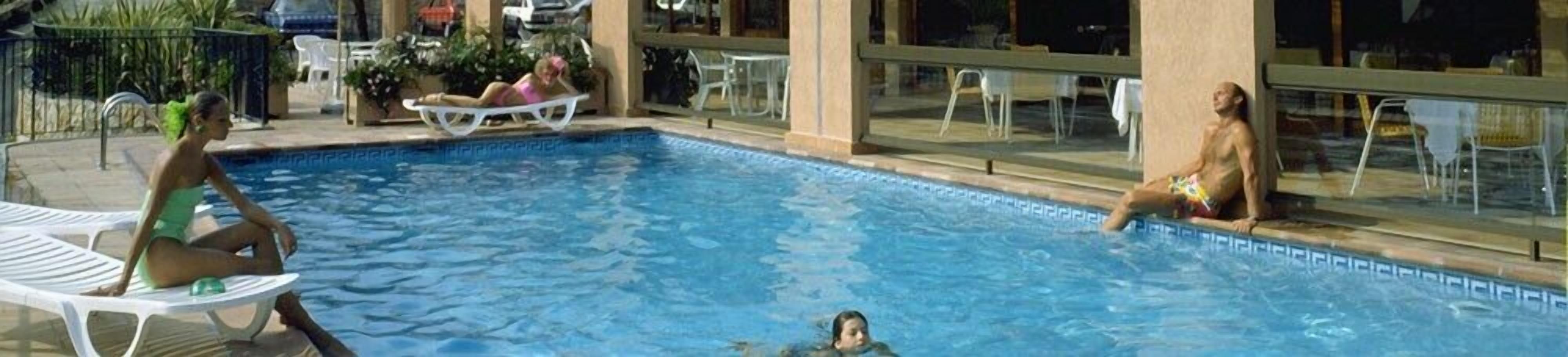 outdoor pool, open 7:00 am to 11:00 pm, pool loungers