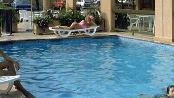 Piscine extérieure, chaises longues