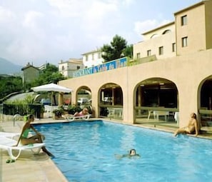 Ulkouima-allas avoinna 7.00–23.00, aurinkotuoleja