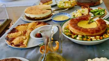 Se sirven comidas, cenas y cocina francesa con vista a la alberca