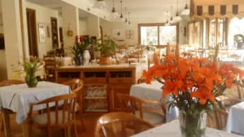 Café da manhã continental todos os dias mediante uma taxa