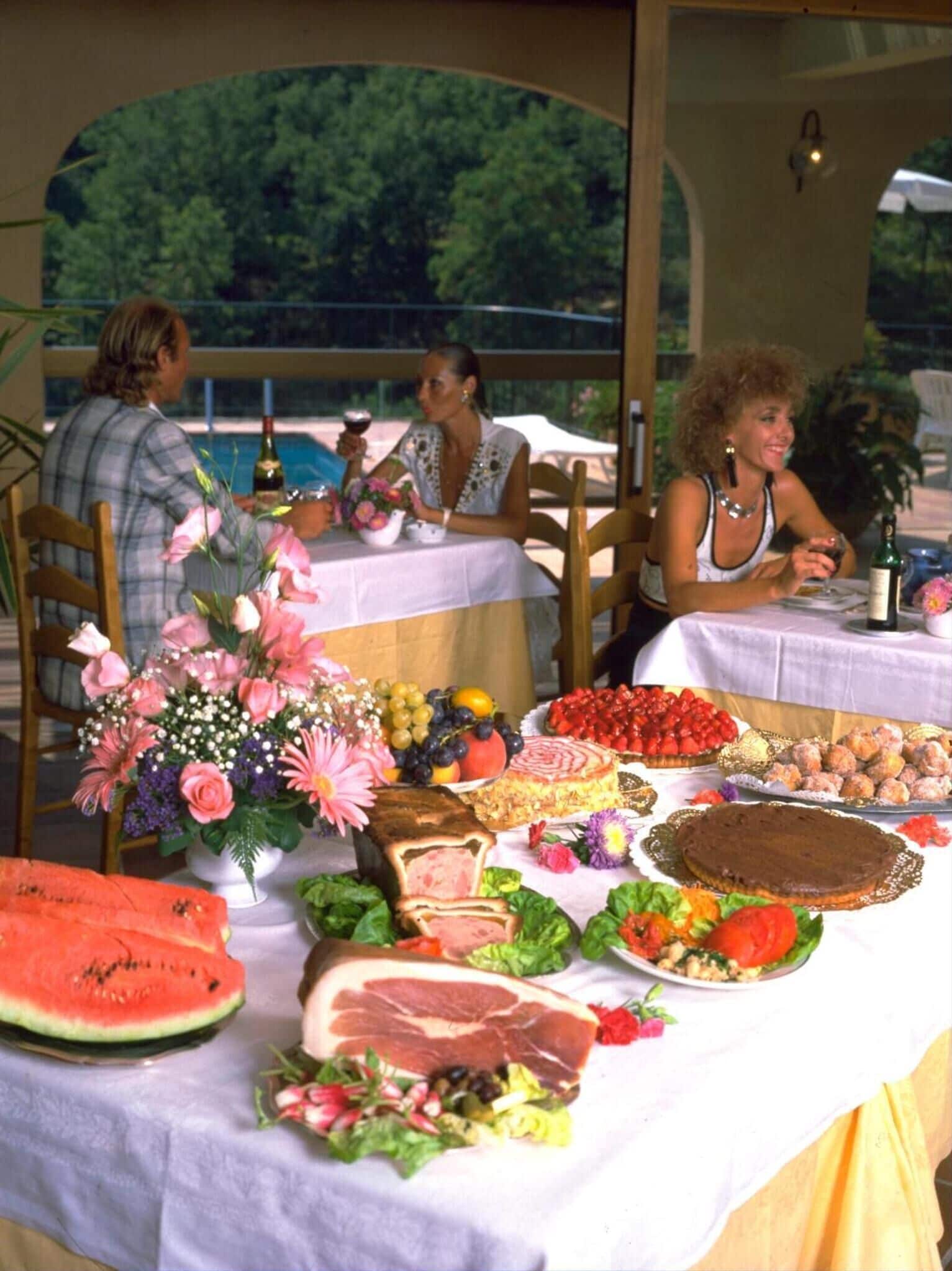Se sirven comidas, cenas y cocina francesa con vista a la alberca