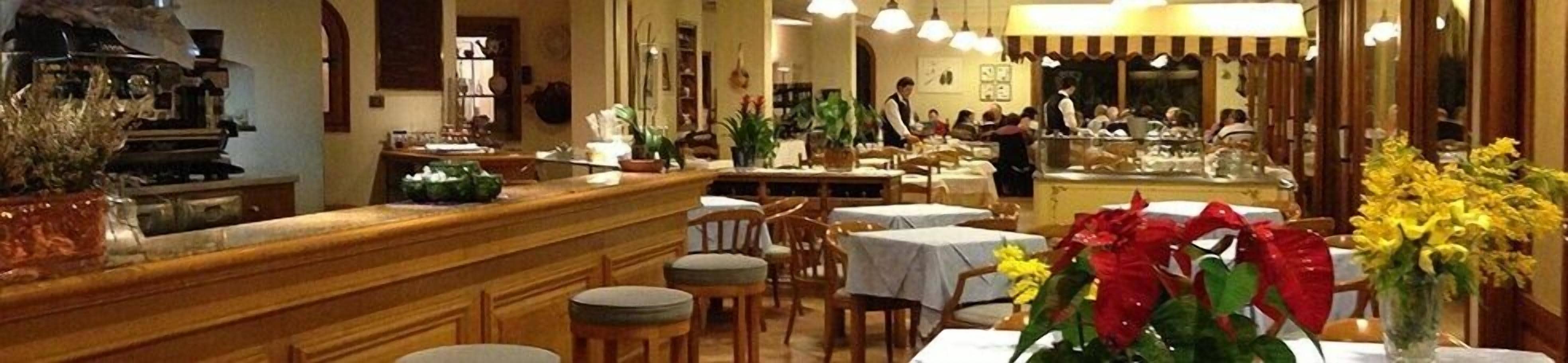 Se sirven comidas, cenas y cocina francesa con vista a la alberca