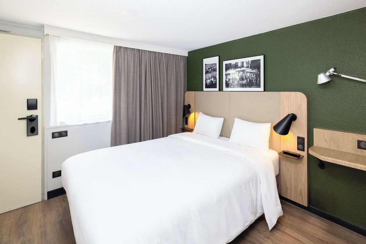 Standaard kamer, 1 queensize bed | Luxe beddengoed, een bureau, verduisterende gordijnen