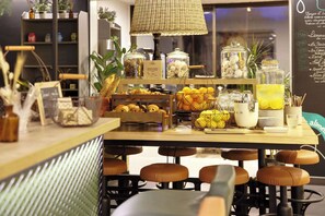 朝食 (ビュッフェ)、毎日提供 (有料)
