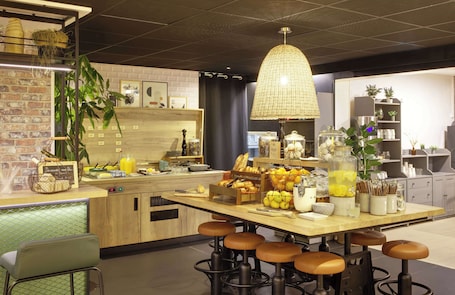 Café da manhã com buffet todos os dias (EUR 14.90 por pessoa) . Campanile Nature - Taverny