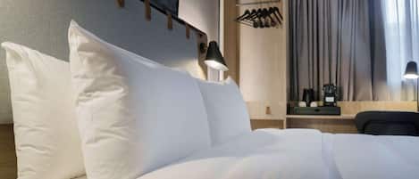 Luxe beddengoed, een bureau, verduisterende gordijnen