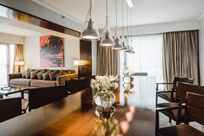 Suite presidencial, 1 cama de matrimonio grande, vistas a la ciudad | Zona de estar | Televisión LCD de 32 pulgadas con canales por cable, una televisión