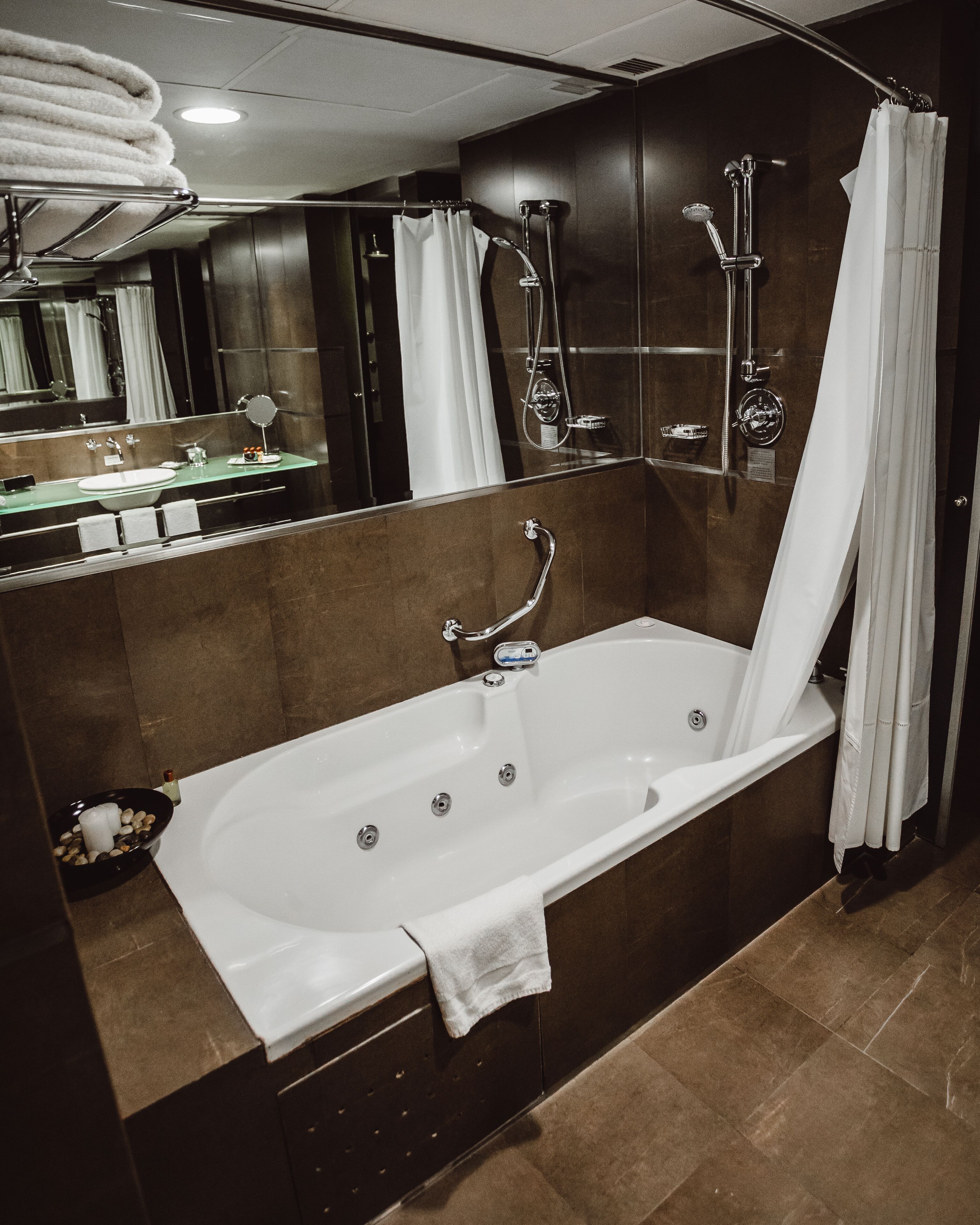 presidential suite, 1 king bed, city view | jetted bathtub