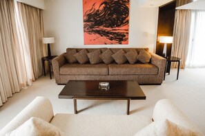 Presidential-Suite, 1 King-Bett, Stadtblick | Wohnzimmer | 32-Zoll-LCD-Fernseher mit Kabelempfang, Fernseher, iPod-Dockingstation