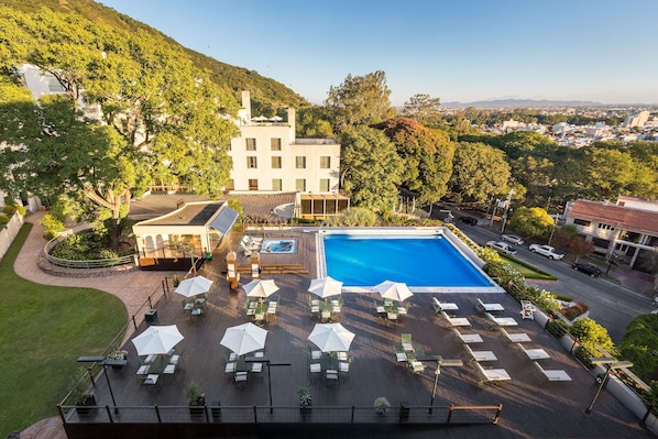 Una piscina al aire libre