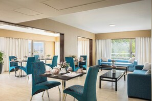 2 Bars/Lounges, Poolbar