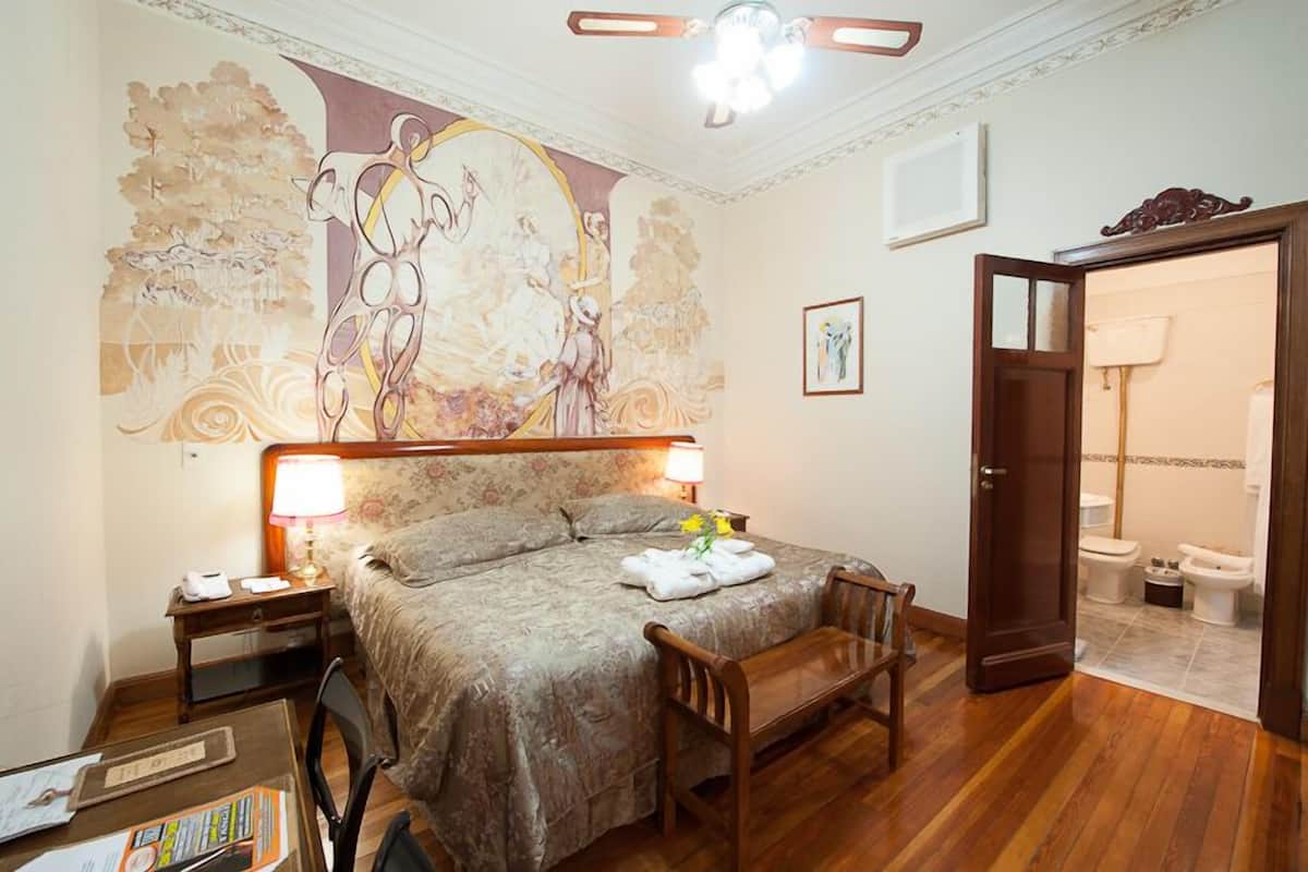 Habitación estándar doble | Ropa de cama de alta calidad y edredones de plumas