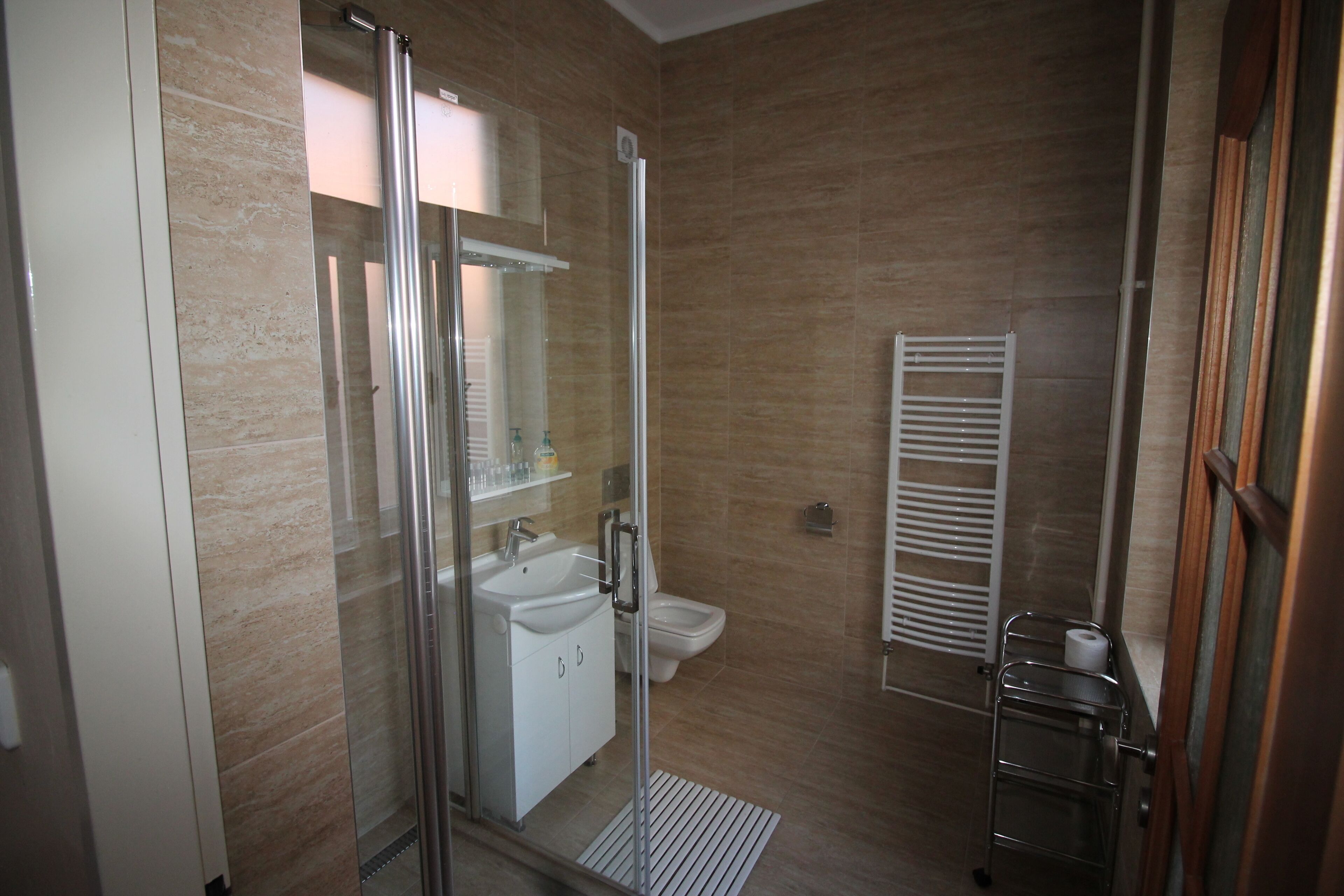 quadruple room | bathroom shower