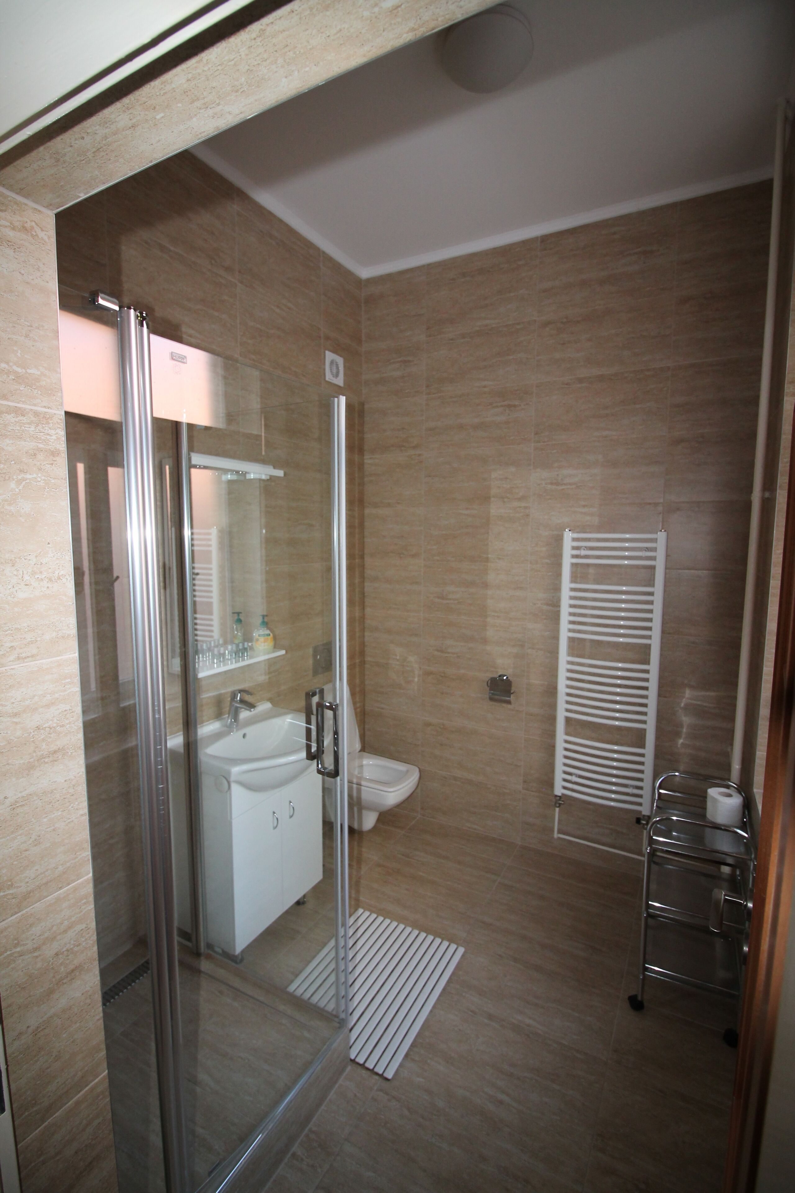 quadruple room | bathroom shower