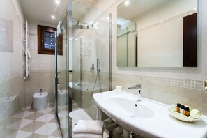 Junior Suite | Bathroom | Shower, hair dryer, bidet, towels - Hotel Al Ponte Mocenigo (Venice)