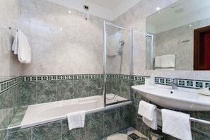 Shower, hair dryer, bidet, towels - Hotel Al Ponte Mocenigo (Venice)
